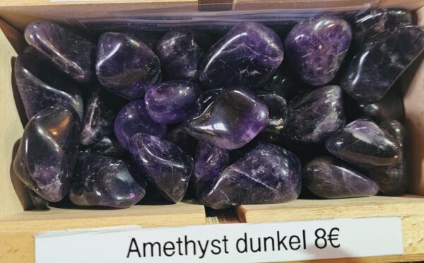 "Geheimnisvolle Tiefen – Die magische Kraft des dunklen Amethysts"