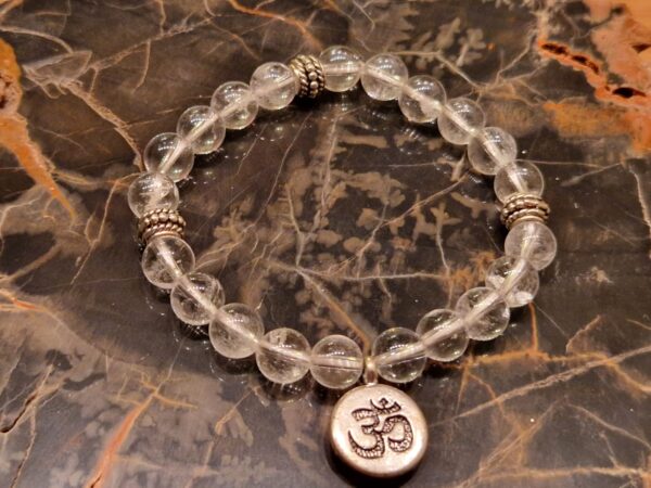 Glasklares Bergkristall-Armband mit OM-Symbol – Klarheit und Spiritualität für dein Leben