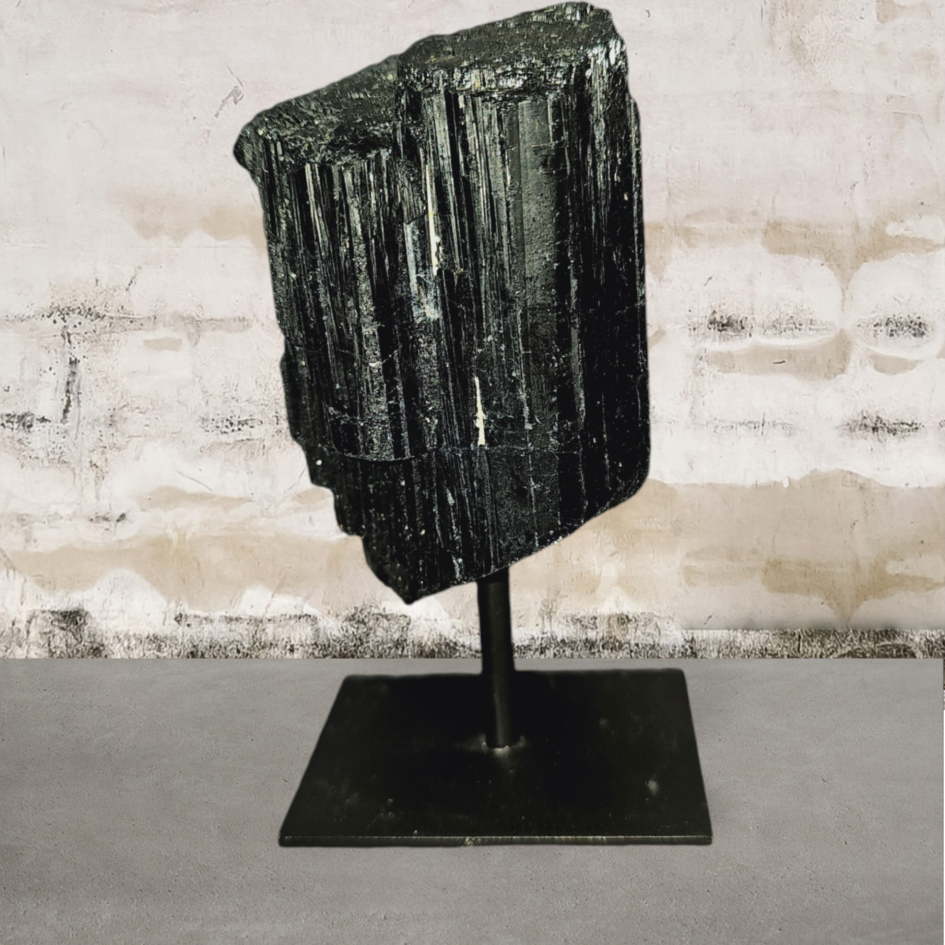 Naturbelassener großer schwarzer Turmalin auf solidem Metallsockel – Bild 2